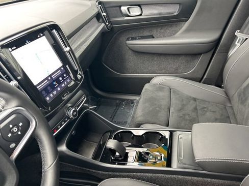 Certified 2025 Volvo XC40 B5 Plus AWD/4WD image 19