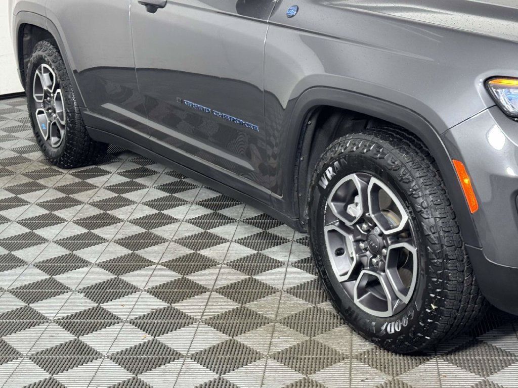 Used 2024 Jeep Grand Cherokee Trailhawk w/ Luxury Tech Group III AWD/4WD image 12