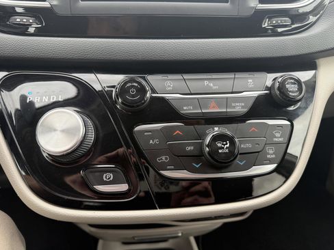 Used 2020 Chrysler Pacifica Touring-L FWD image 29