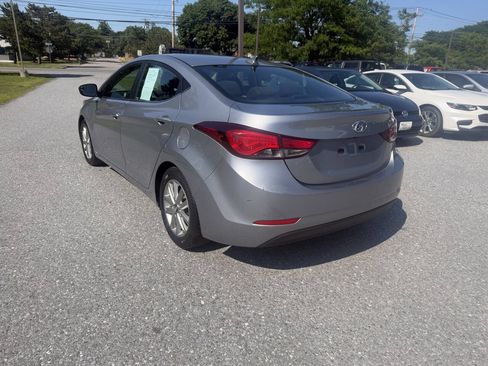 Used 2015 Hyundai Elantra SE w/ Option Group 03 FWD image 3