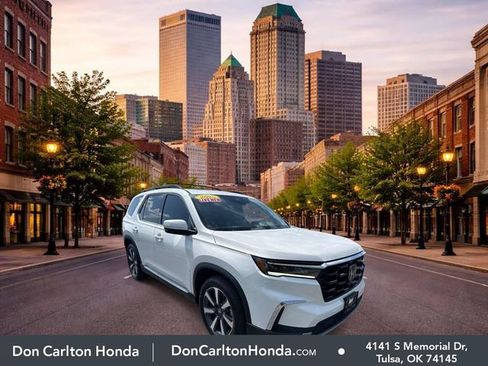 Used 2025 Honda Pilot Touring image 1