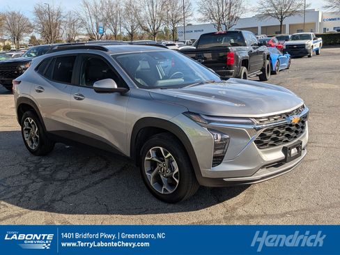 Certified 2025 Chevrolet Trax LT w/ LT Convenience Package image 1