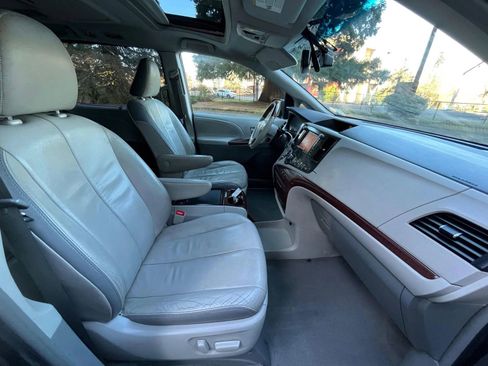 Used 2011 Toyota Sienna Limited image 12
