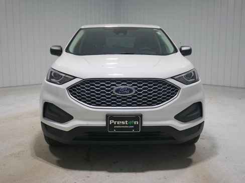 Used 2024 Ford Edge SE image 2