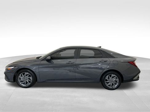 Used 2024 Hyundai Elantra SEL FWD image 2