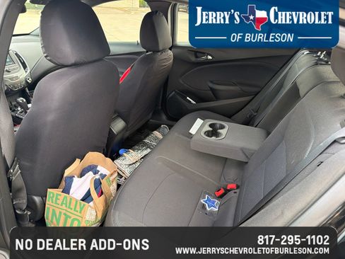 Used 2018 Chevrolet Cruze LT w/ Convenience Package FWD image 10