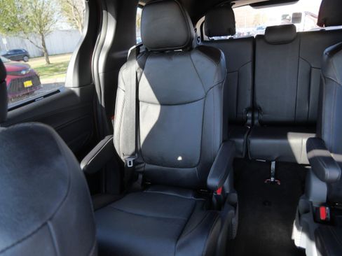 Used 2025 Toyota Sienna Platinum AWD/4WD image 12