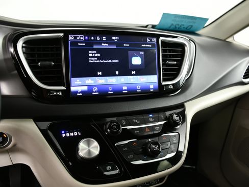 Used 2024 Chrysler Pacifica Touring-L image 26