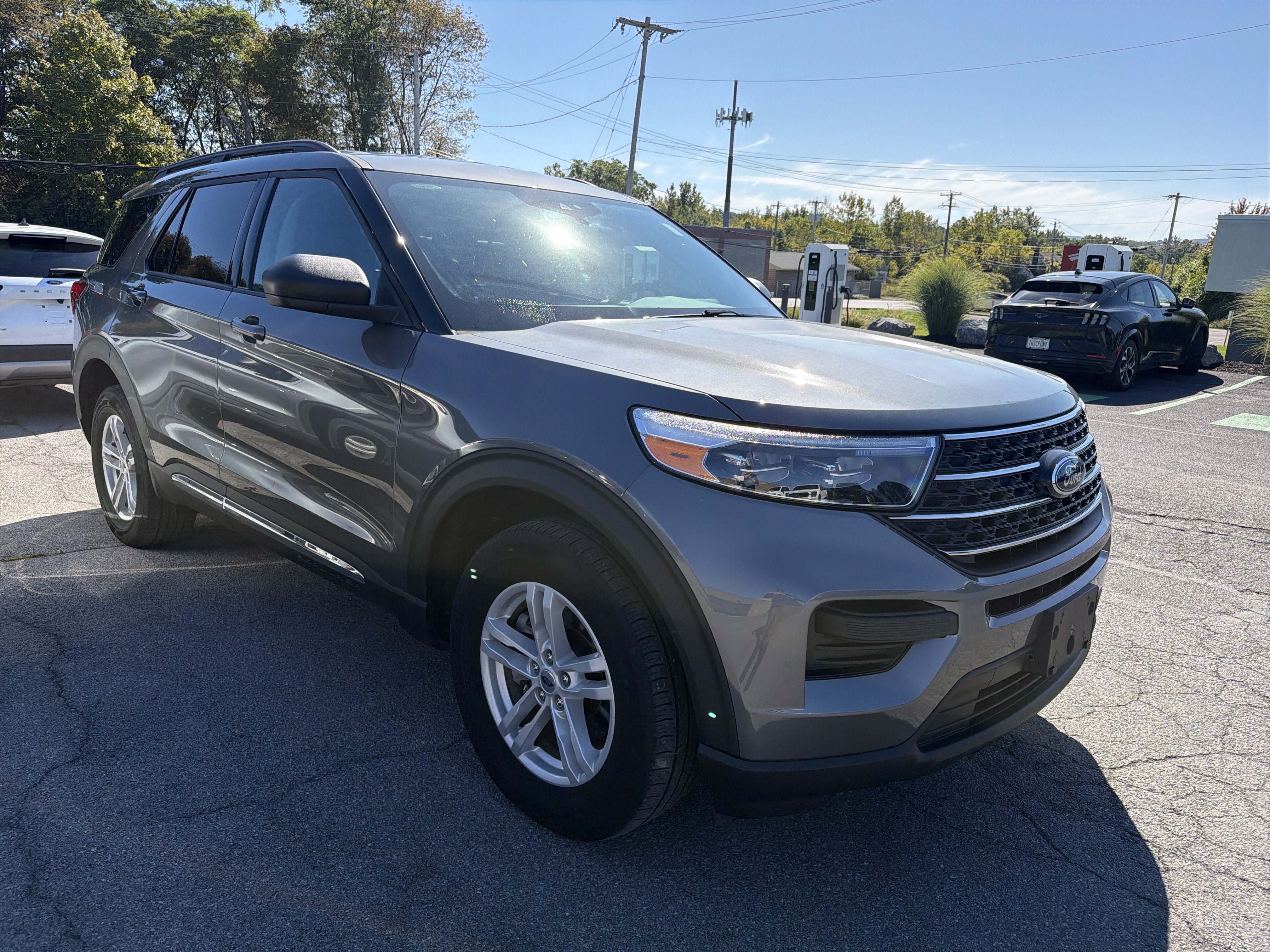 Used 2023 Ford Explorer XLT AWD/4WD image 2