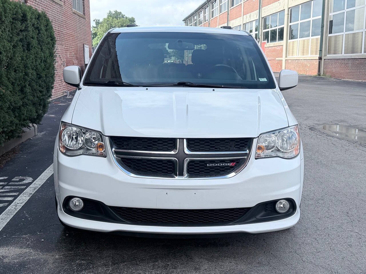 Used 2017 Dodge Grand Caravan SXT FWD image 3