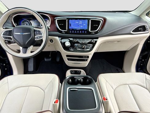 Used 2017 Chrysler Pacifica Limited w/ UConnect Theater Package FWD image 3