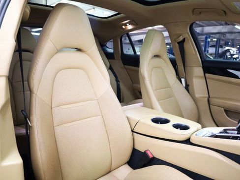 Used 2019 Porsche Panamera w/ Premium Package image 28