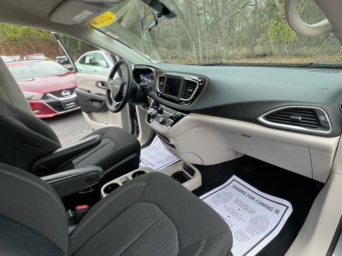 Used 2020 Chrysler Voyager L image 28