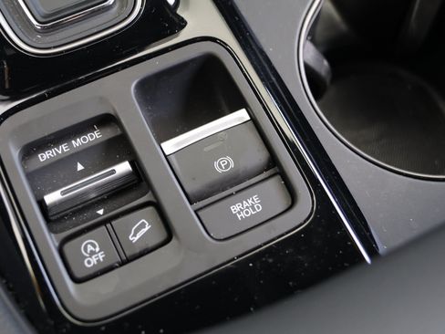 Used 2025 Honda Pilot TrailSport image 31