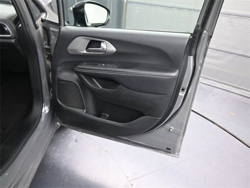 Used 2023 Chrysler Pacifica Limited w/ Uconnect Theater Family Group image 11