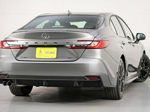 Used 2025 Toyota Camry SE w/ Convenience Package image 4
