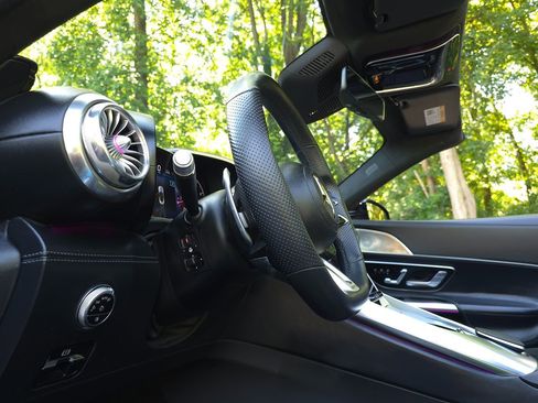 Used 2022 Mercedes-Benz SL 55 AMG 4MATIC w/ Driver Assistance Package image 33
