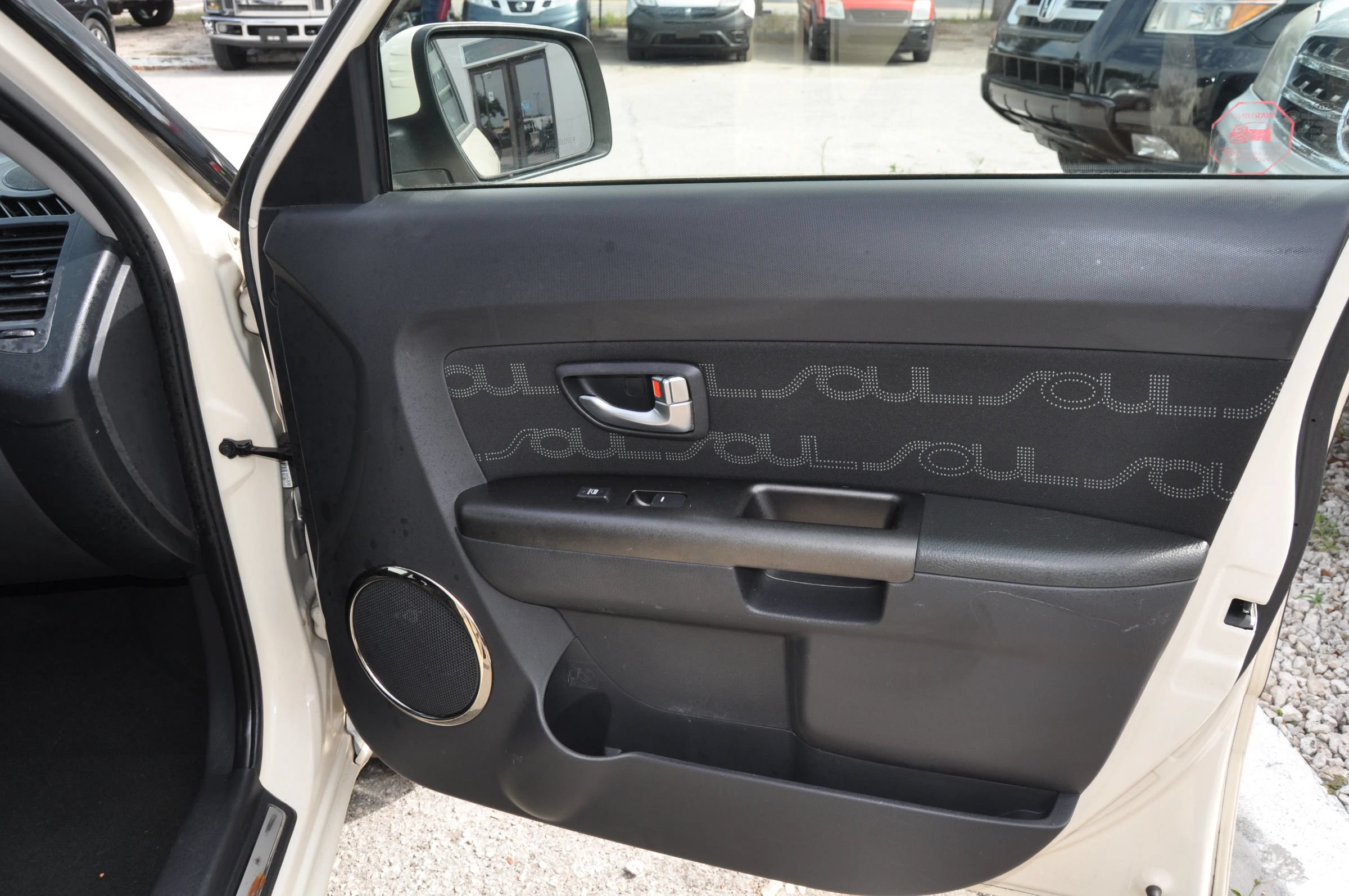 Used 2013 Kia Soul + FWD image 13