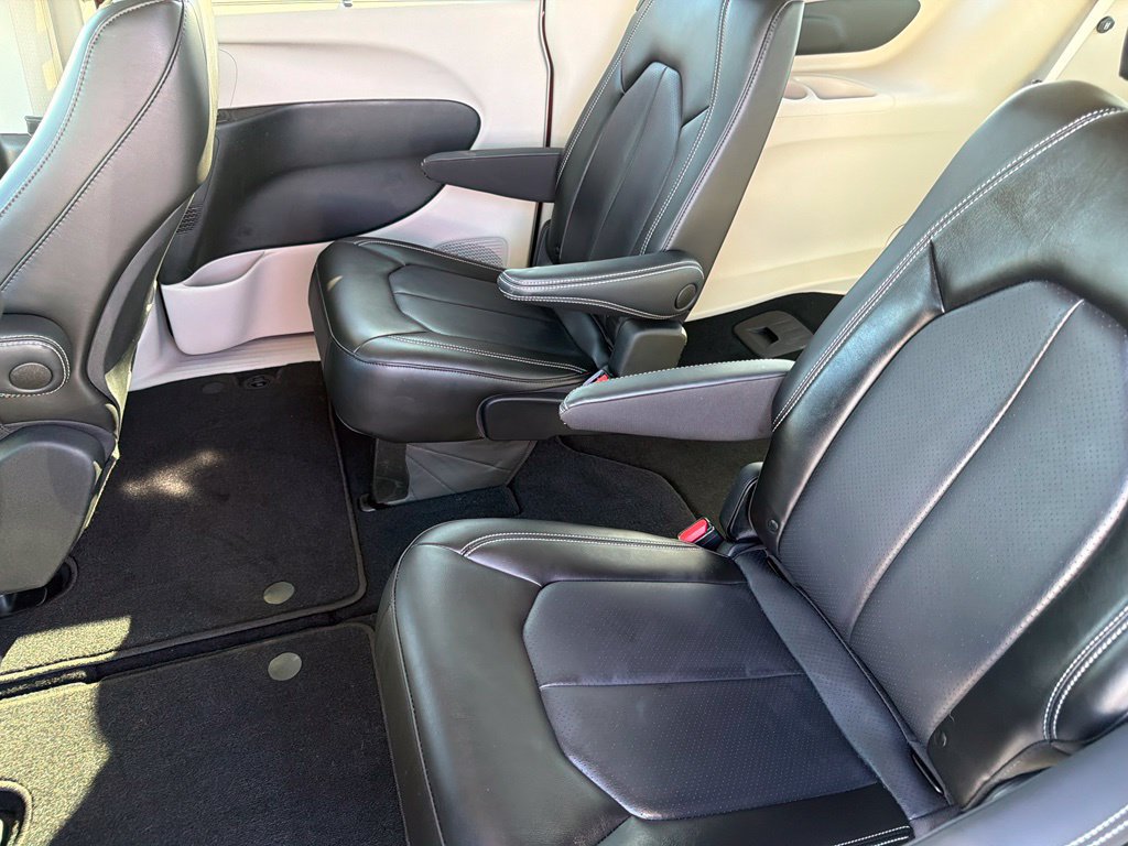 Used 2023 Chrysler Pacifica Touring-L FWD image 17