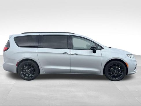 New 2026 Chrysler Pacifica Limited image 8