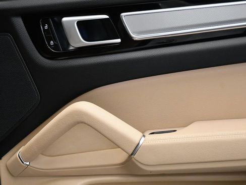 Used 2022 Porsche Cayenne Platinum Edition image 52