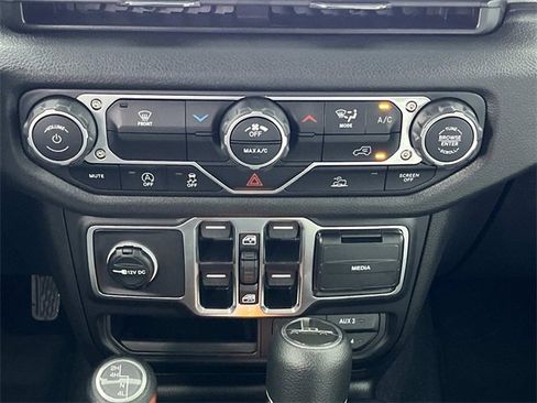 Used 2025 Jeep Gladiator Sport image 16