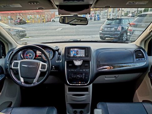 Used 2015 Chrysler Town & Country Touring FWD image 21