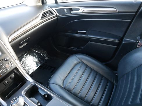 Used 2018 Ford Fusion SE w/ Fusion SE Technology Package image 11