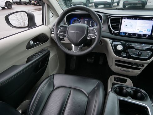 Certified 2023 Chrysler Pacifica Touring-L image 9