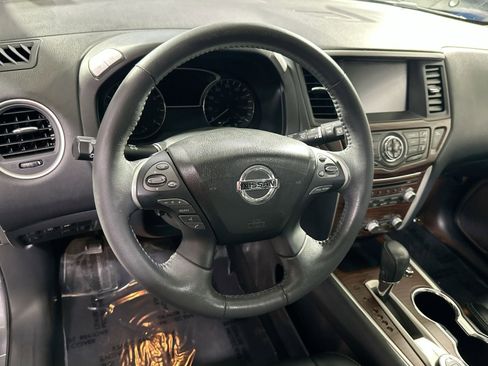 Used 2018 Nissan Pathfinder Platinum image 19