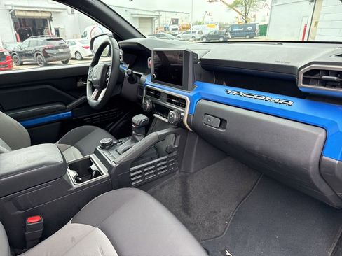 Used 2025 Toyota Tacoma TRD Off-Road image 9