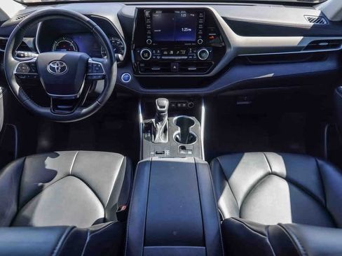 Used 2021 Toyota Highlander XLE image 9