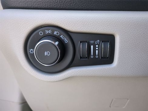 Used 2023 Chrysler Pacifica Touring-L image 28