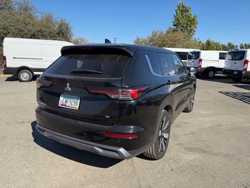 Used 2025 Mitsubishi Outlander SE FWD image 5