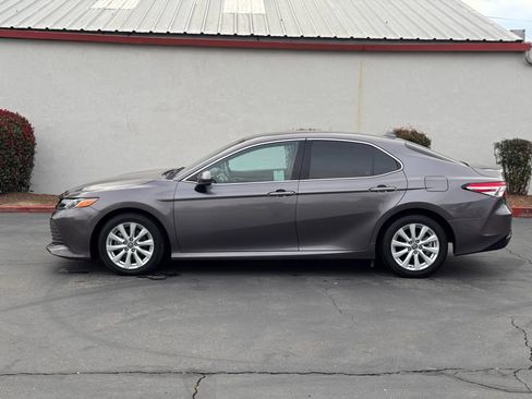 Used 2019 Toyota Camry LE image 3