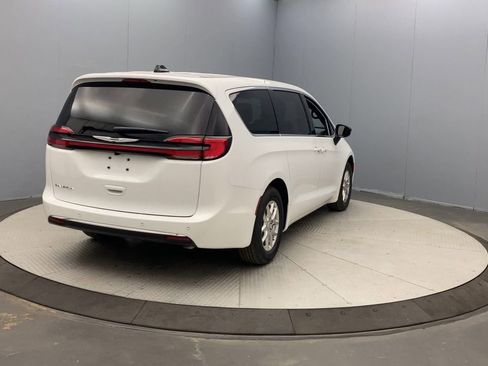 New 2026 Chrysler Pacifica Select FWD image 4