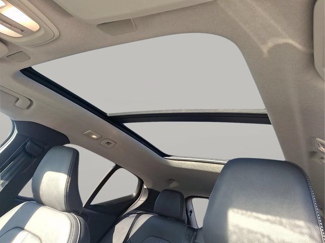 Certified 2025 Volvo XC40 B5 Core AWD/4WD image 11