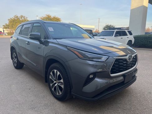 Used 2023 Toyota Highlander XLE image 3