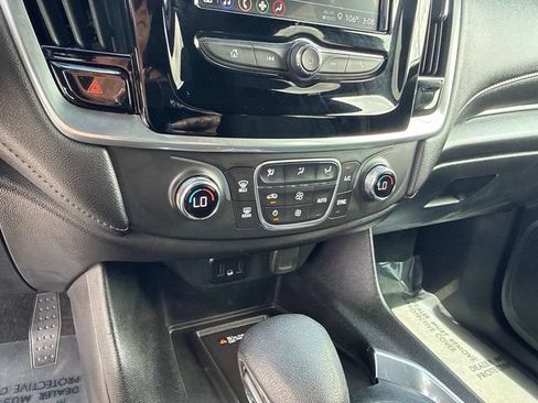 Used 2022 Chevrolet Traverse LT FWD image 23