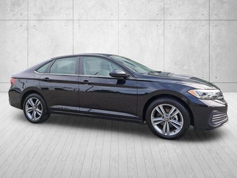 Used 2024 Volkswagen Jetta SE FWD image 3