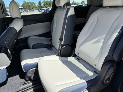 New 2026 Kia Carnival EX image 16