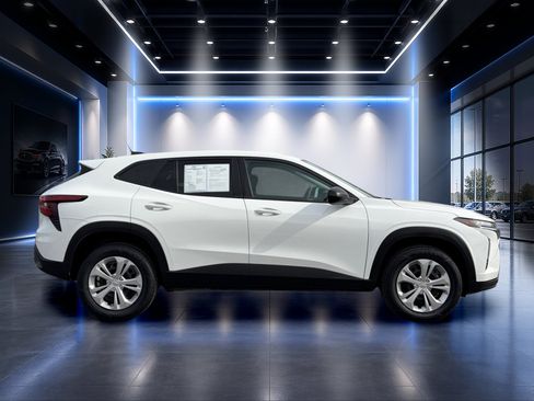 Used 2025 Chevrolet Trax LS FWD image 7