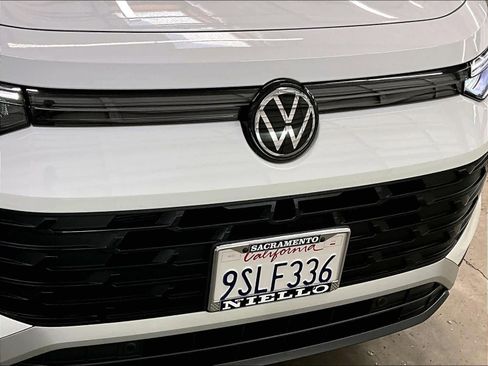 Used 2025 Volkswagen Tiguan SE image 33