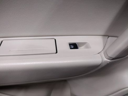 Used 2012 Volkswagen Touareg TDI image 31