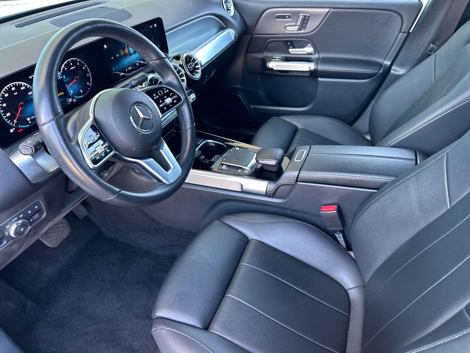 Used 2023 Mercedes-Benz GLB 250 w/ Premium Package image 10