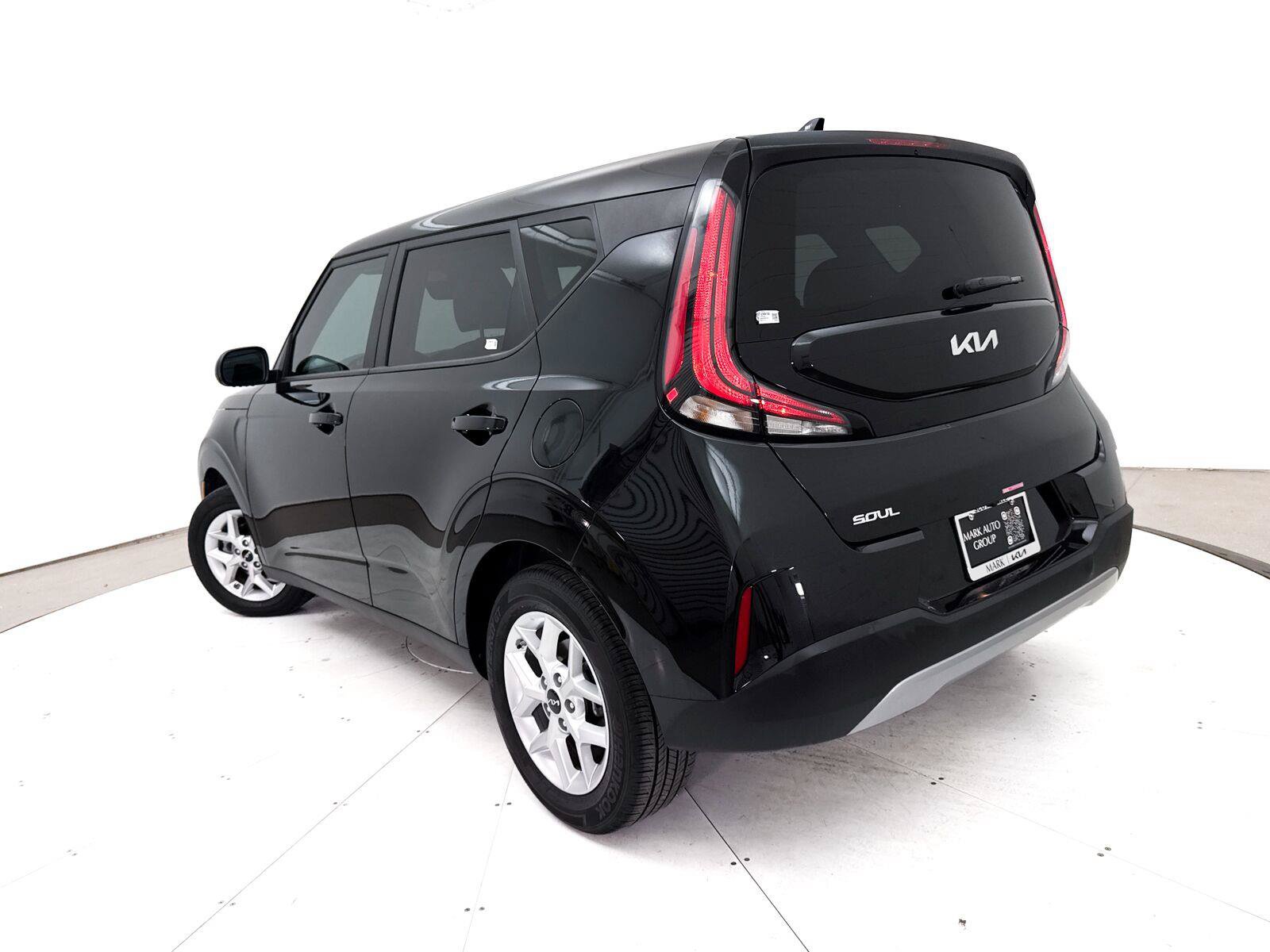 Used 2025 Kia Soul LX w/ LX Technology Package FWD image 2