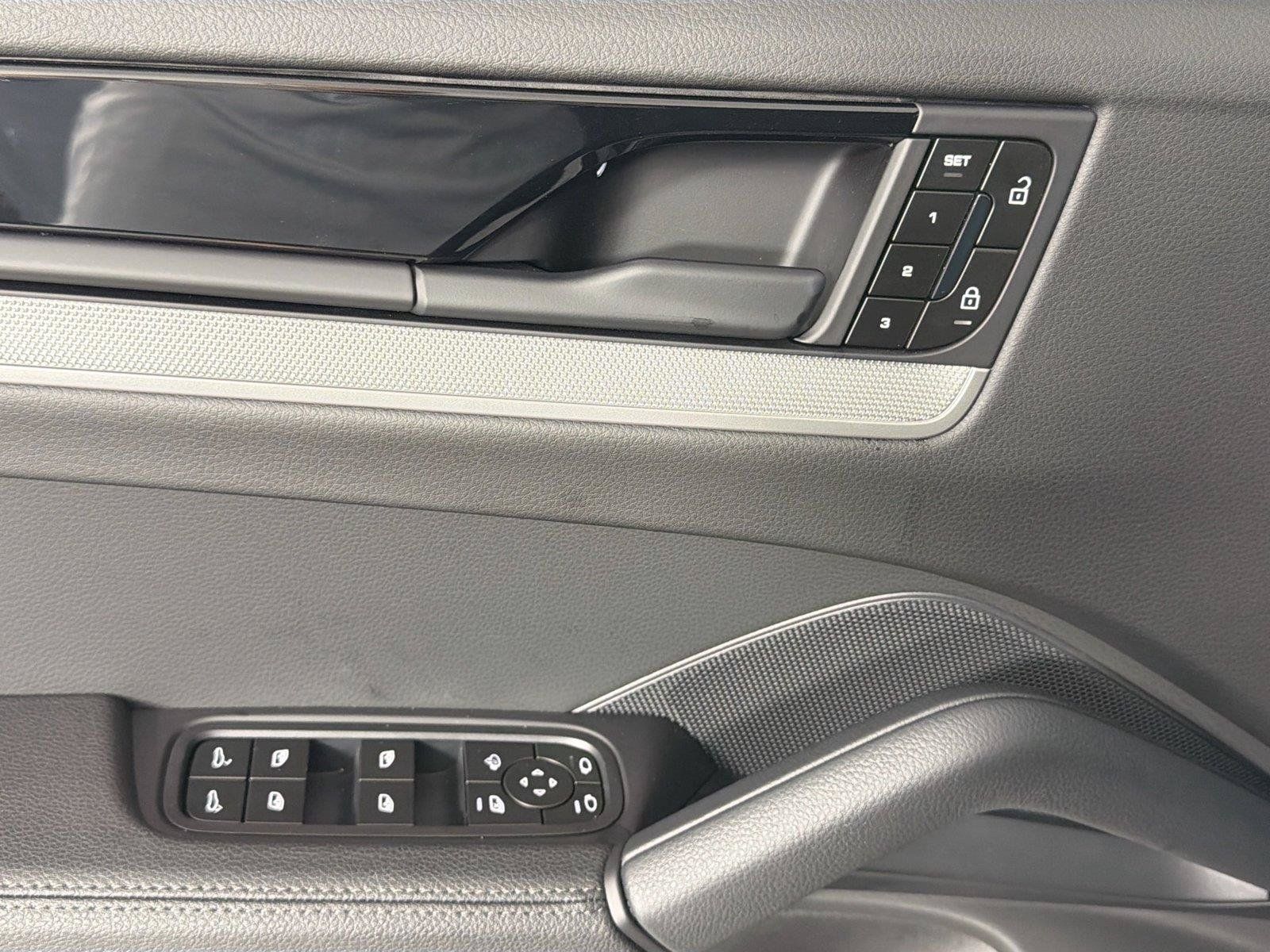 Certified 2025 Porsche Cayenne AWD/4WD image 30