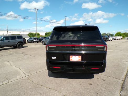 Used 2025 Lincoln Navigator Reserve AWD/4WD image 6