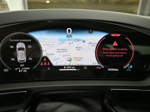Certified 2025 Porsche Cayenne AWD/4WD image 28