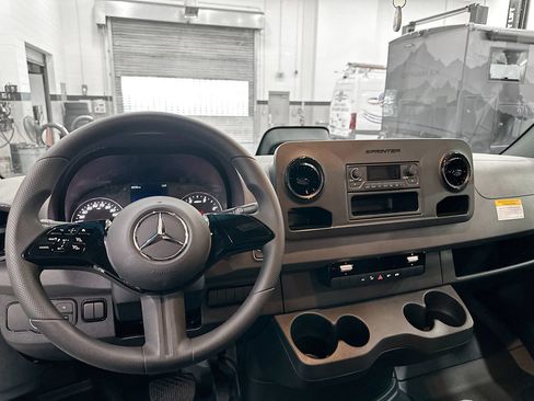 Used 2025 Mercedes-Benz Sprinter 2500 image 23